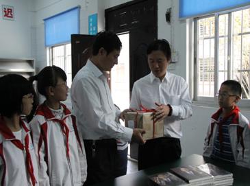 书香寄真情——通鼎再次走进八都小学考察图书馆建设